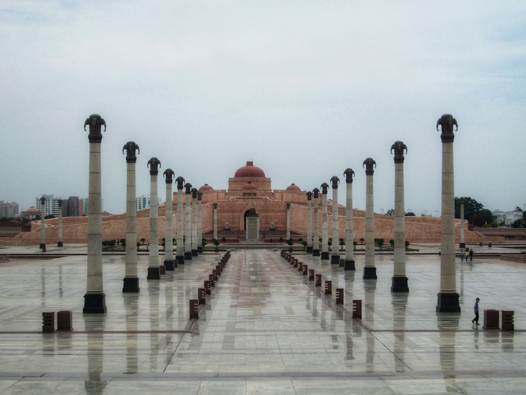 Dehradun to Lucknow Cab